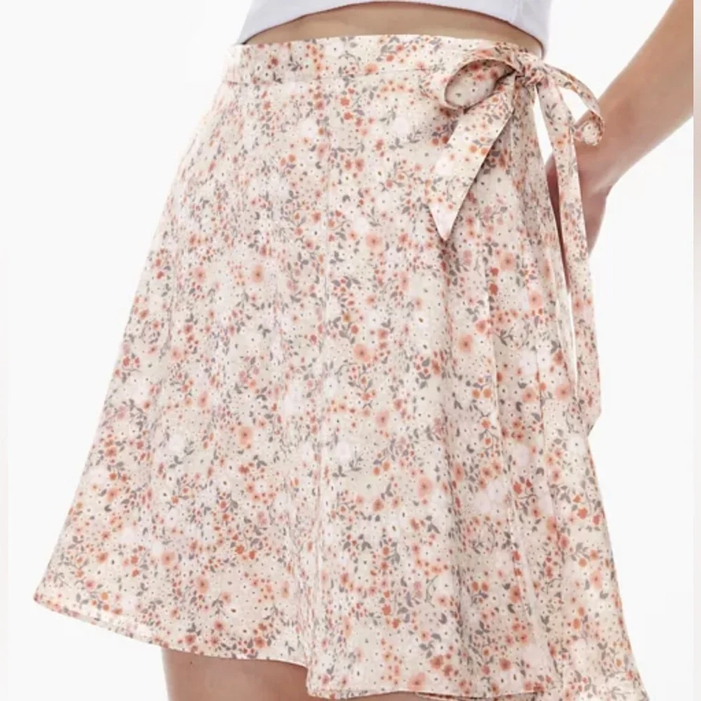 Aritzia mini wrap skirt - Picture 4 of 6